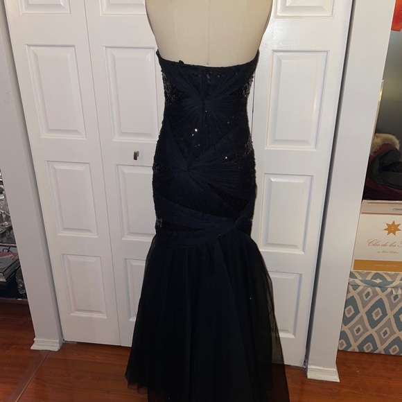 Monique Lhuillier Gown - Picture 6 of 7